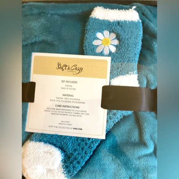 NEW in box Soft & Cozy set throw & socks - Picture 3 of 4